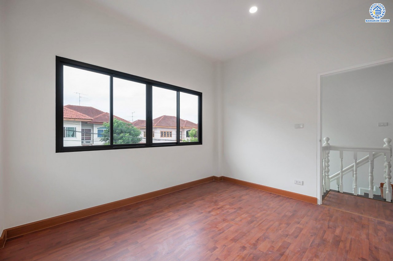 บ้านมือสองตกแต่งใหม่ โครงการ รติรมย์ 2 ราชพฤกษ์-กาญจนาภิเษก ซ.สวนผัก32 บ้านดีไซน์สวยพร้อมอยู่ เนื้อที่ 60 ตร.ว. ฟังก์ชัน 3 ห้องนอน 2 ห้องน้ำ 2 ที่จอดรถ บนทำเลศักยภาพ เชื่อมต่อหลายเส้นทางหลัก ใกล้ทางด่วน "ศรีรัช" และแหล่ง Community Mall ชั้นนำมากมาย